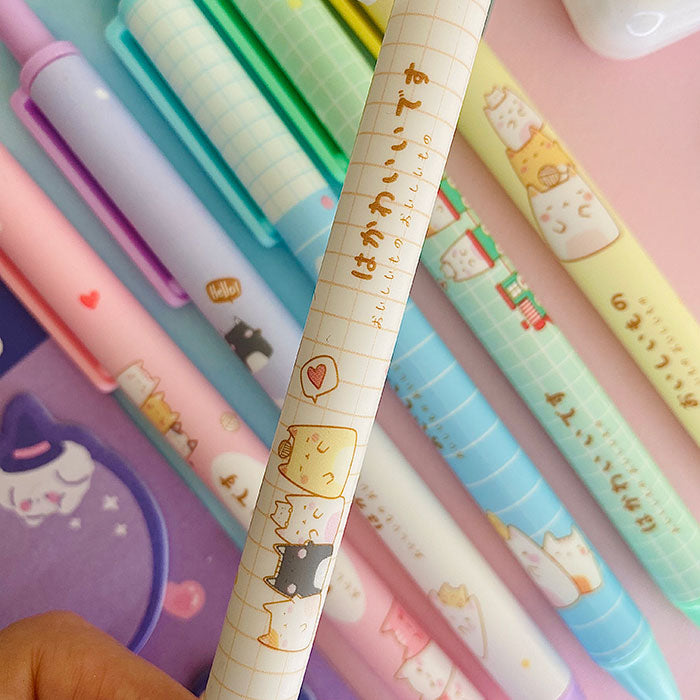 bolis kawaii con tinta gel negra y de punta fina, diseño de gatitos