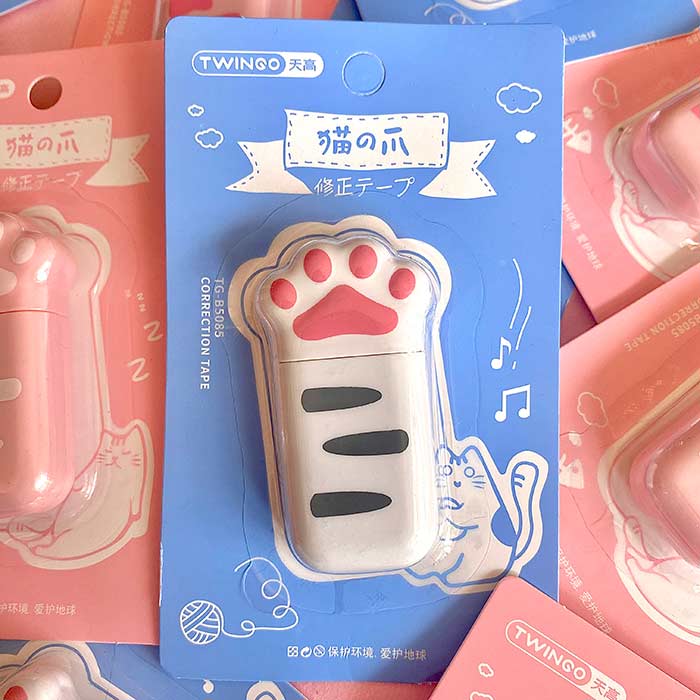 cinta correctora de color blanco en forma de patita de gato