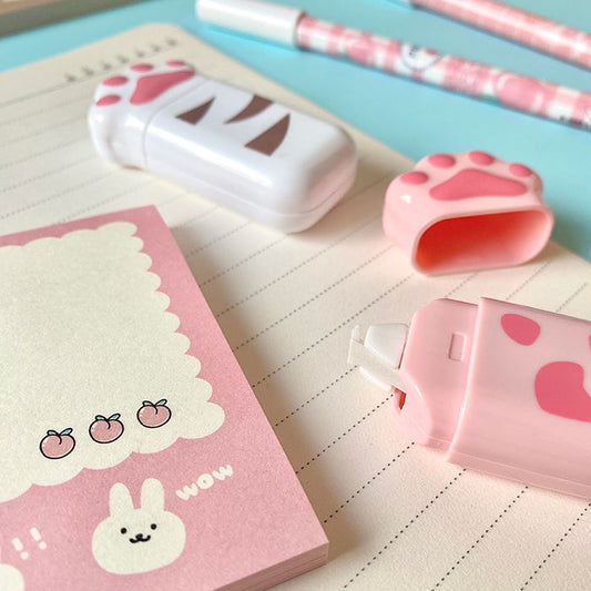 cinta correctora de color blanco en forma de patita de gato