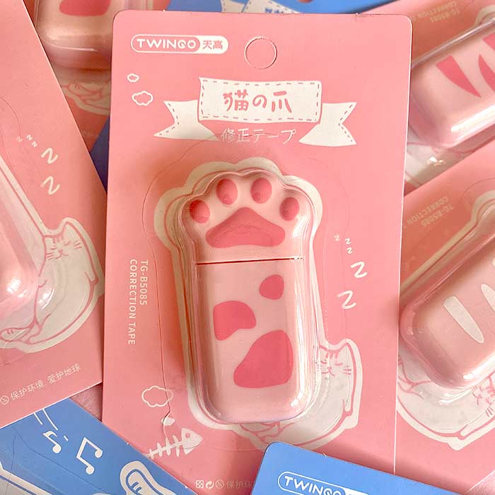 cinta correctora de color blanco en forma de patita de gato