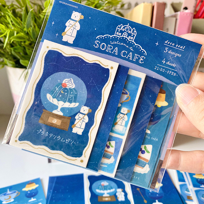 set decorativo de pegatinas en tonos azules de un oso y su cafeteria