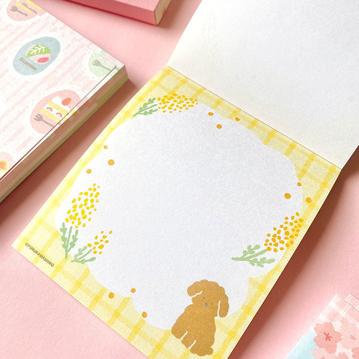 bloc de notas de papelería japonesa con diferentes diseños de perros y gato en primavera, con flores de sakura, mimosa y dulces