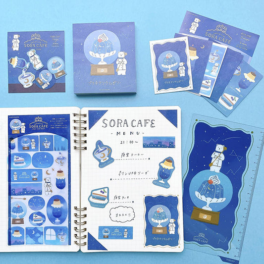 set decorativo de pegatinas en tonos azules de un oso y su cafeteria